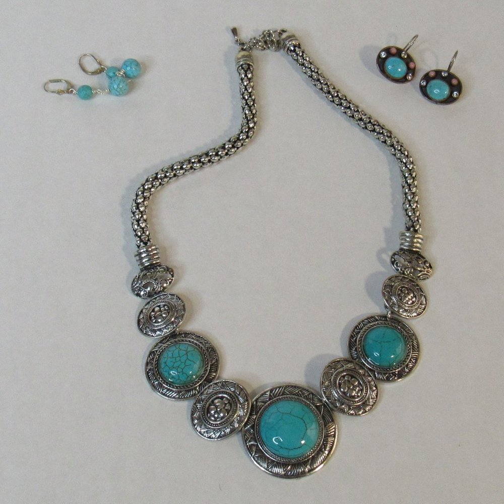 Turquoise Necklace Set w/ two pair of  Earrings.